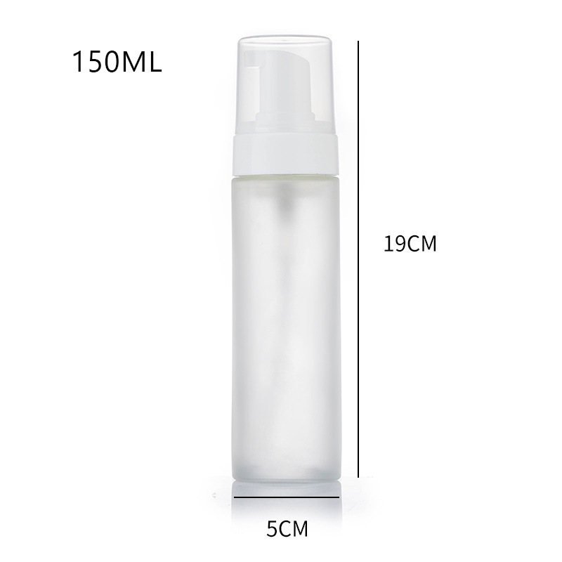 Пустая стеклянная бутылка с пенным насосом. Прозрачная матовая бутылка для пенного мыла для ухода за кожей. Пустая стеклянная бутылка с пенным насосом. Прозрачная матовая бутылка для пенного мыла для ухода за кожей.