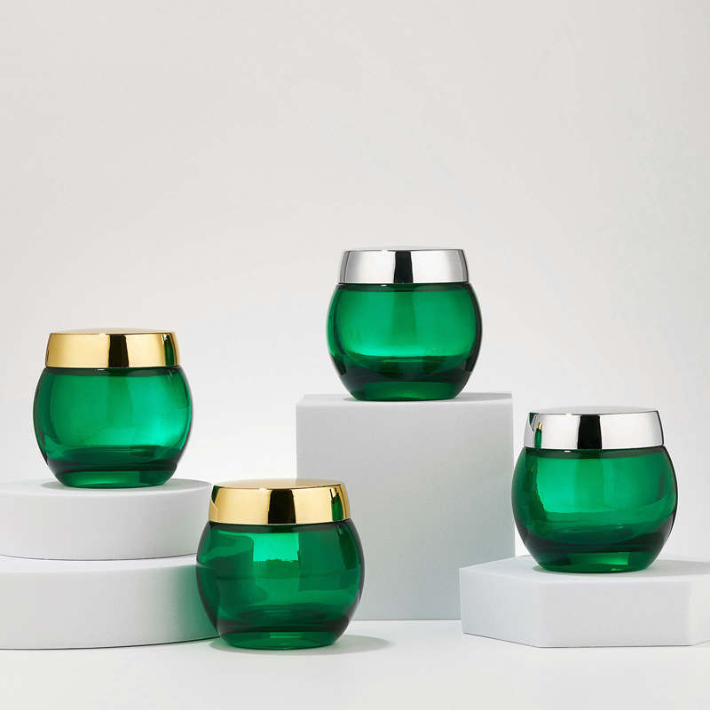 Зеленая прозрачная стеклянная косметическая банка. Пустая банка для лосьона для тела. Зеленая прозрачная стеклянная косметическая банка. Пустая банка для лосьона для тела.