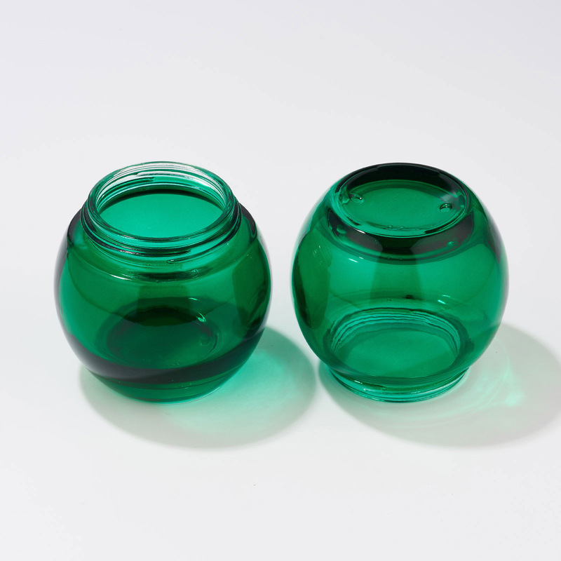 Зеленая прозрачная стеклянная косметическая банка. Пустая банка для лосьона для тела. Зеленая прозрачная стеклянная косметическая банка. Пустая банка для лосьона для тела.