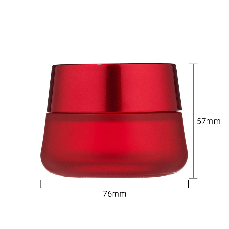 Круглая косметическая банка красного крема. Пустая стеклянная банка крема. Круглая косметическая банка красного крема. Пустая стеклянная банка крема.