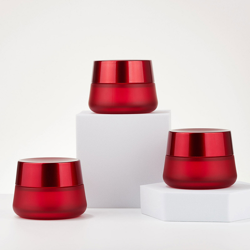 Круглая косметическая банка красного крема. Пустая стеклянная банка крема. Круглая косметическая банка красного крема. Пустая стеклянная банка крема.